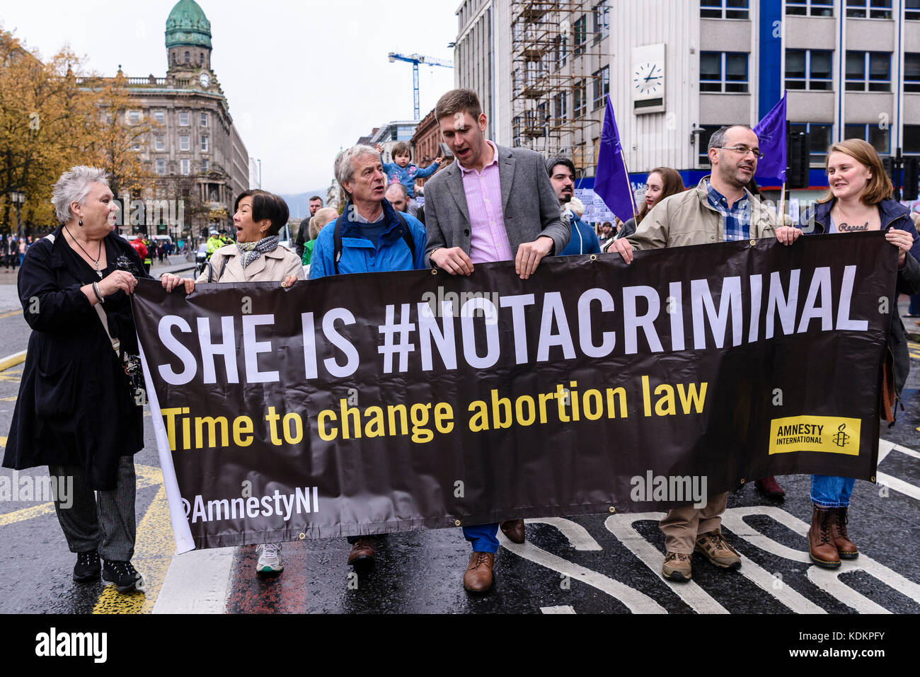 Belfast, Irlanda del Nord. 14/10/2017 - banner di protesta "egli è #NotACriminal' entro il Rally per la parata di scelta a sostegno di pro-scelta dell'aborto diritti e i diritti riproduttivi delle donne. Circa 1200 persone hanno preso parte all'evento. Foto Stock