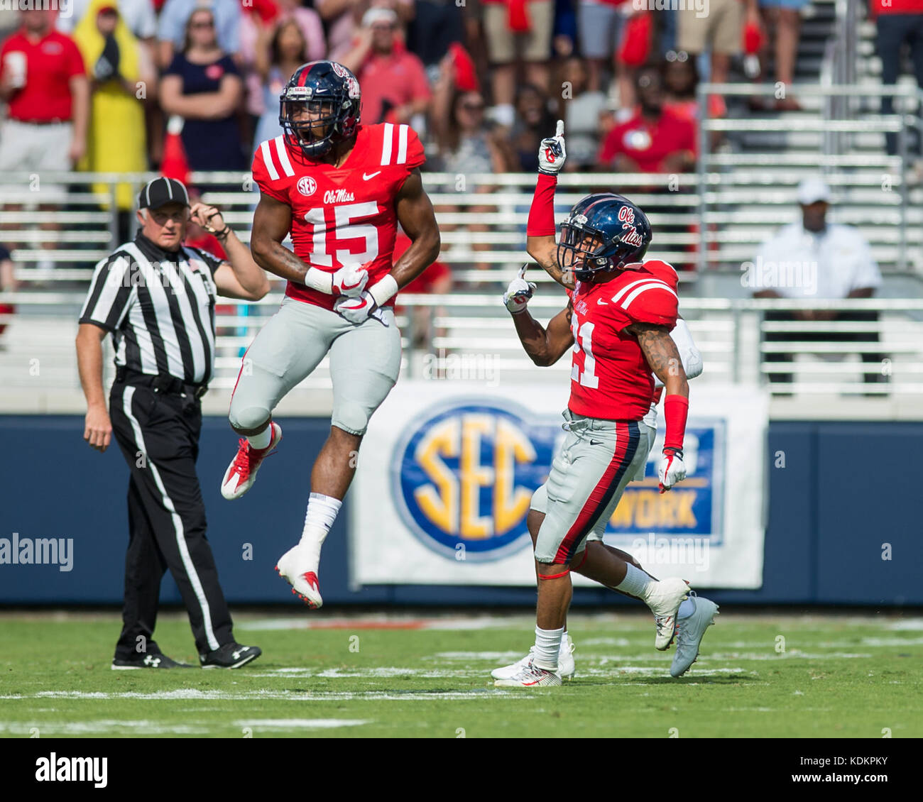 Oxford, Stati Uniti d'America. Il 14 ottobre 2017. University of Mississippi di myles hartsfield (15) celebra il mancato obiettivo del campo da vanderbilt all'inizio del concorso presso vaught-hemingway stadium di Oxford, Mississippi, sabato, 14 ottobre 2107. Credito: Kevin Williams/alamy live news. Foto Stock