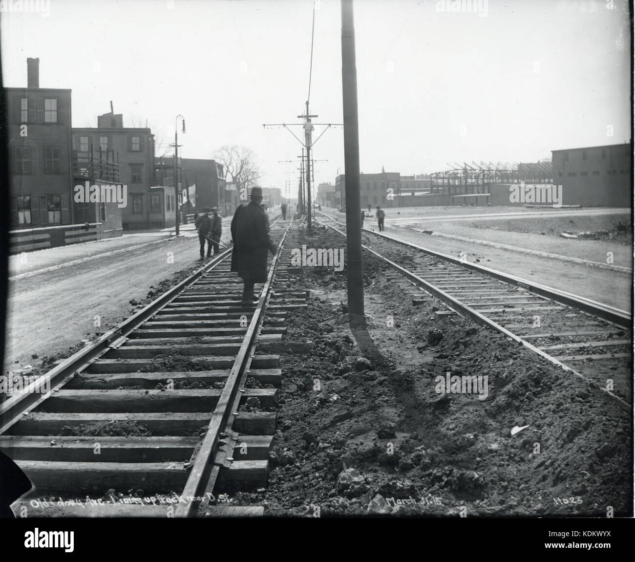 Questa immagine mostra Old Colony Avenue nel marzo 1915, con binari ferroviari posti vicino a D Street. La foto riflette lo sviluppo urbano dell'inizio del XX secolo e le infrastrutture di trasporto. Foto Stock