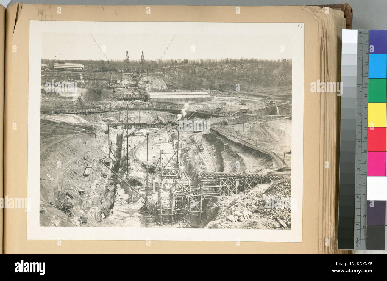 Serbatoio Kensico. Vista generale della Fondazione e tagliare il trench per Kensico dam e contraente della pianta. Vecchia Diga a destra del centro e flume per il controllo dell acqua del fiume Bronx. Contratto (NYPL B13814376 435380) Foto Stock