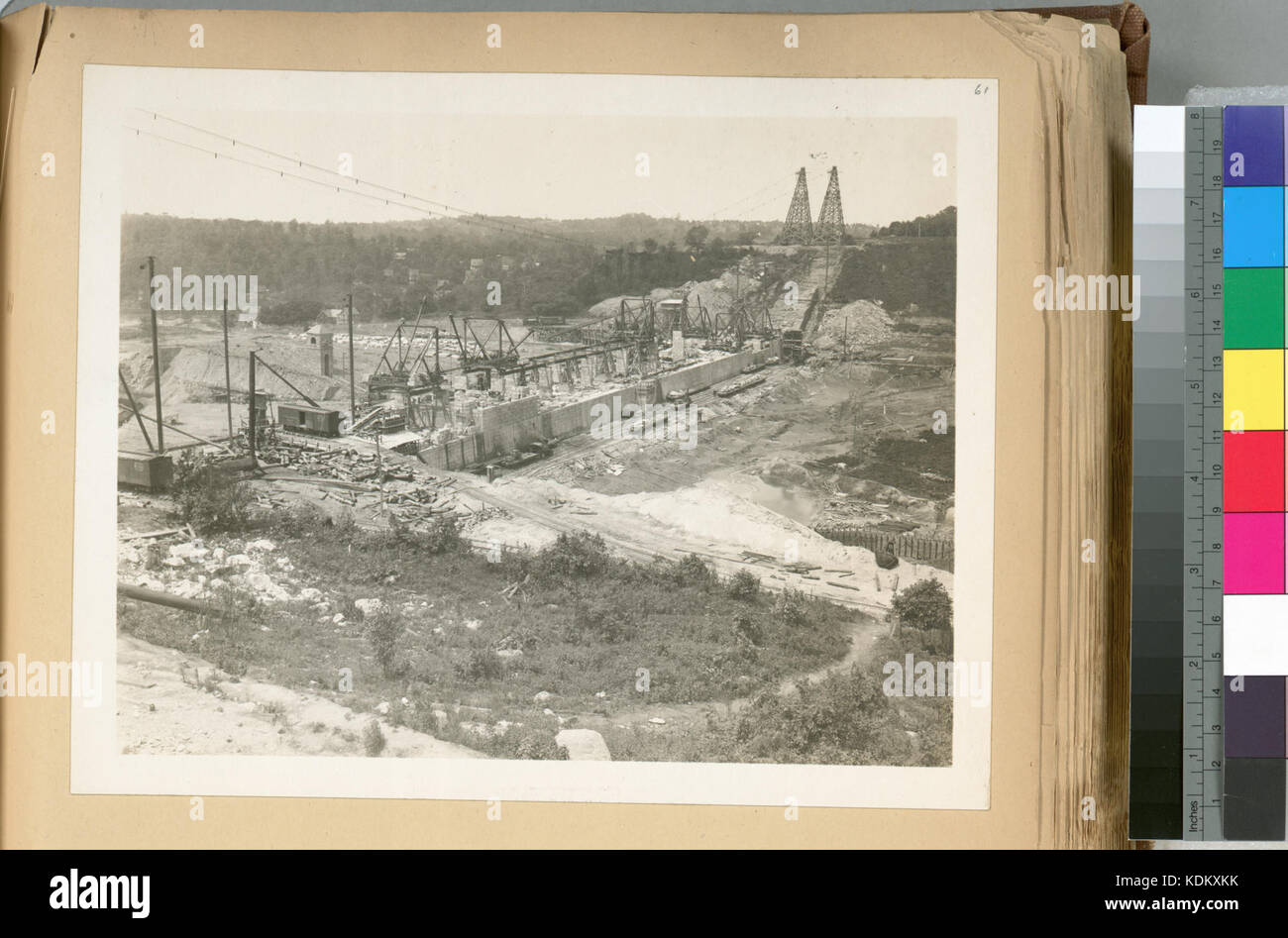 Serbatoio Kensico. Vista del flusso massimo faccia della diga. Derricks gestire tutte le murature; funivie spostare derricks e altri articoli di impianto. Contratto 9. Maggio 28, 1914 (NYPL B13814376 435384) Foto Stock