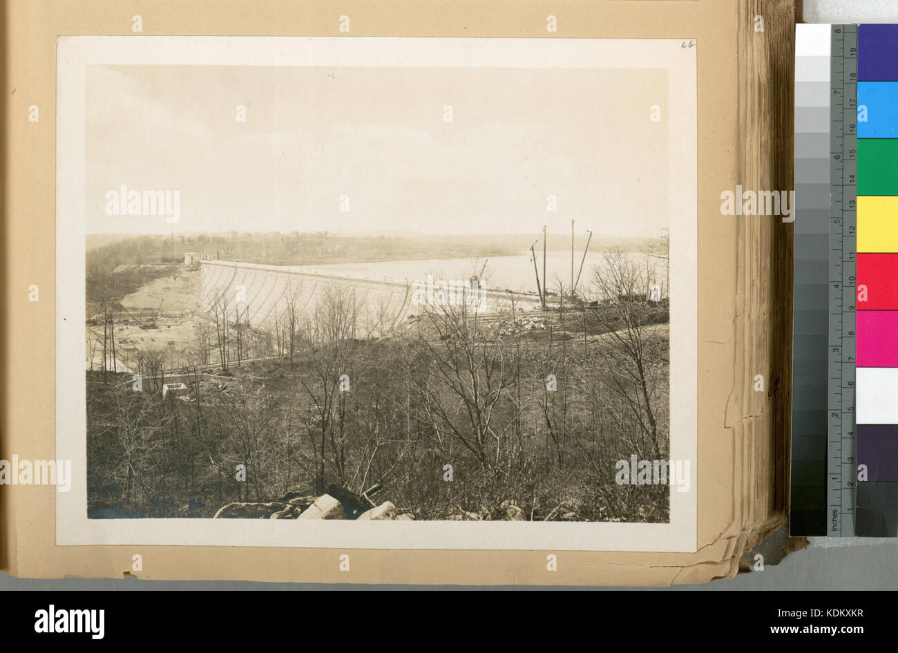 Serbatoio Kensico. Vista generale della diga Kensico guardando ad ovest. Contratto 9. 4 maggio 1916 (NYPL B13814376 435389) Foto Stock