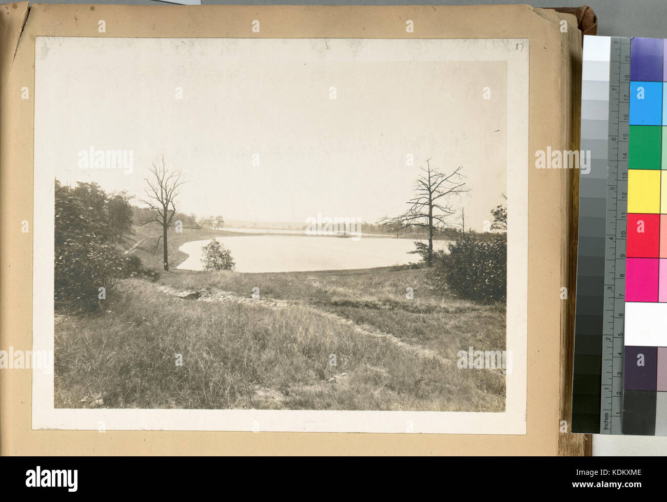 Una fotografia del 1917 che mostra il lago artificiale di Silver Lake, evidenziando i suoi bacini nord e sud, un'importante struttura di stoccaggio dell'acqua a Los Angeles, California. Foto Stock
