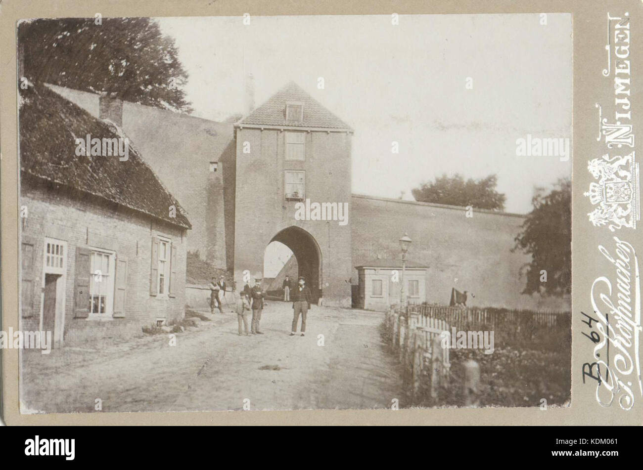 Questa immagine mostra l'Hunnerpoort, una porta storica a Nijmegen, Paesi Bassi. La porta fa parte delle fortificazioni medievali della città ed è un importante punto di riferimento del Medioevo, che rappresenta il significato storico di Nijmegen. Foto Stock