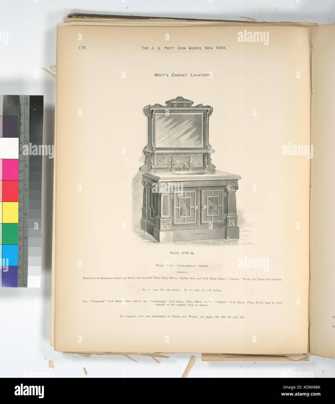 Questo articolo, 'Mott's Cabinet Lavatory', si riferisce a un pezzo storico di mobili da bagno, probabilmente parte di una collezione della New York Public Library. E' un esempio di design di un periodo specifico, che mostra l'artigianalità e l'estetica dei primi mobili da bagno. Foto Stock