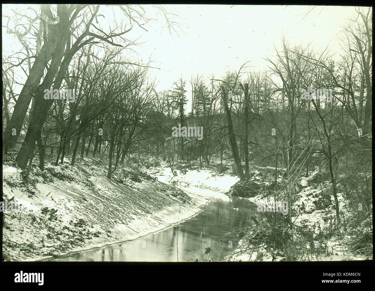 Questa fotografia in bianco e nero scattata dai membri del camera Club di Webster cattura il fiume Des Peres vicino a Edgebrook, Missouri. L'immagine ritrae il tranquillo paesaggio naturale con un chiaro significato storico. Foto Stock