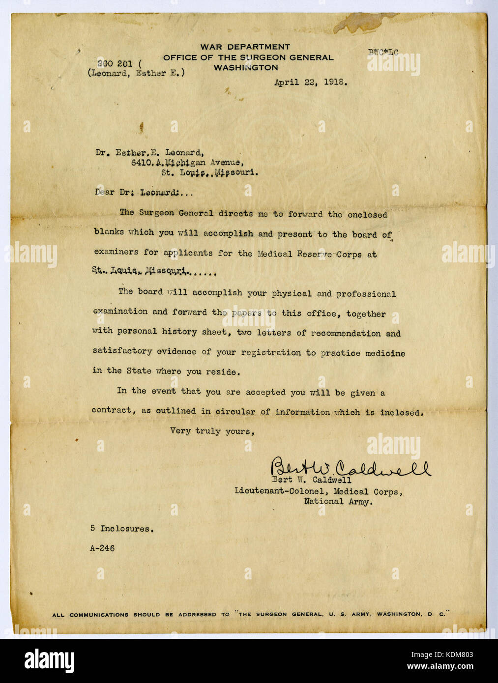 Lettera firmata Bert W. Caldwell, Dipartimento di guerra, Ufficio del chirurgo generale, Washington, per Ester E. Leonard, 6410A Michigan Avenue, St. Louis, Missouri, 22 aprile 1918 Foto Stock