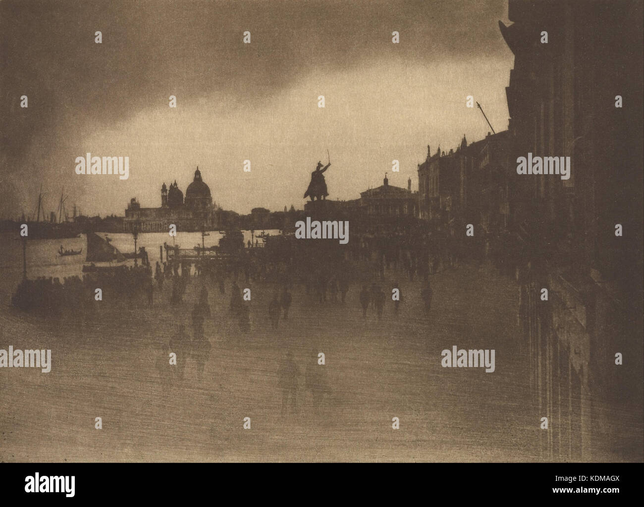 Una fotografia di James Craig Annan, intitolata "Riva Schiavoni, Venezia", che cattura l'iconico paesaggio veneziano. L'immagine mette in risalto lo stile fotografico di Annan, noto per i suoi dettagli e la capacità di catturare la bellezza architettonica di città storiche come Venezia. Foto Stock