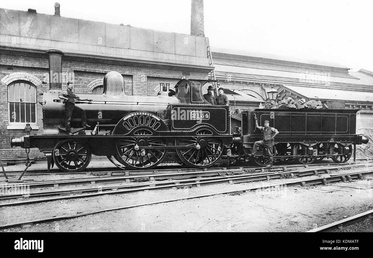 Una fotografia storica della locomotiva LNWR n. 2154, nota come "Loadstone", che faceva parte della flotta della London and North Western Railway. Foto Stock