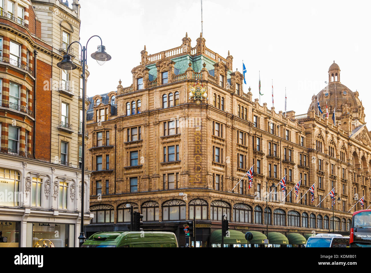Esterno di Harrods, il luxury department store su Brompton Road nel quartiere di Knightsbridge, Royal Borough di Kensington e Chelsea, London SW1 Foto Stock