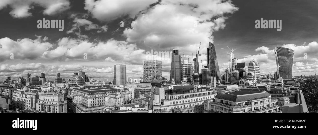 Panorama del quartiere finanziario della città di Londra con iconico alti grattacieli moderni inclusi la Cheesegrater, walkie-talkie e la torre 42 Foto Stock