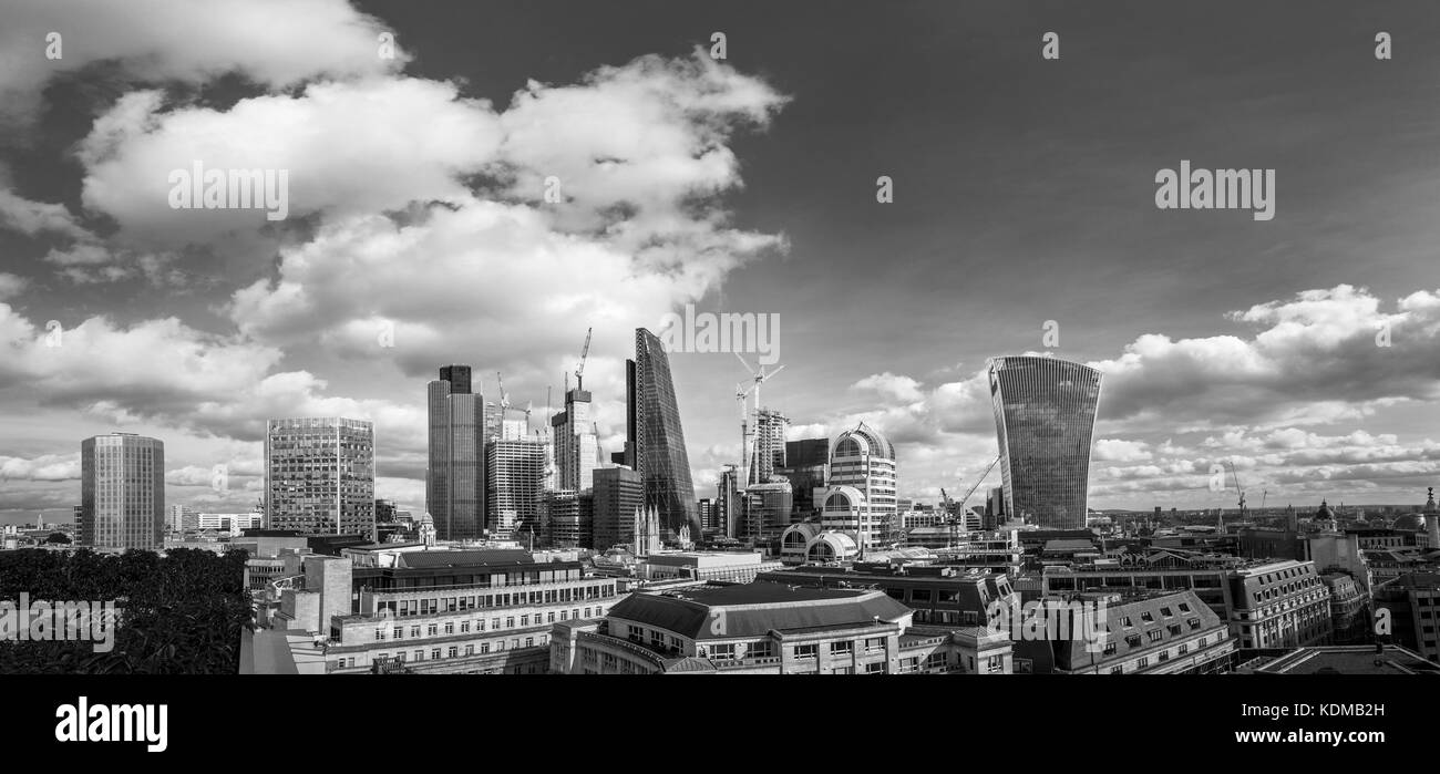 Panorama del quartiere finanziario della città di Londra con iconico alti grattacieli moderni inclusi la Cheesegrater, walkie-talkie e la torre 42 Foto Stock