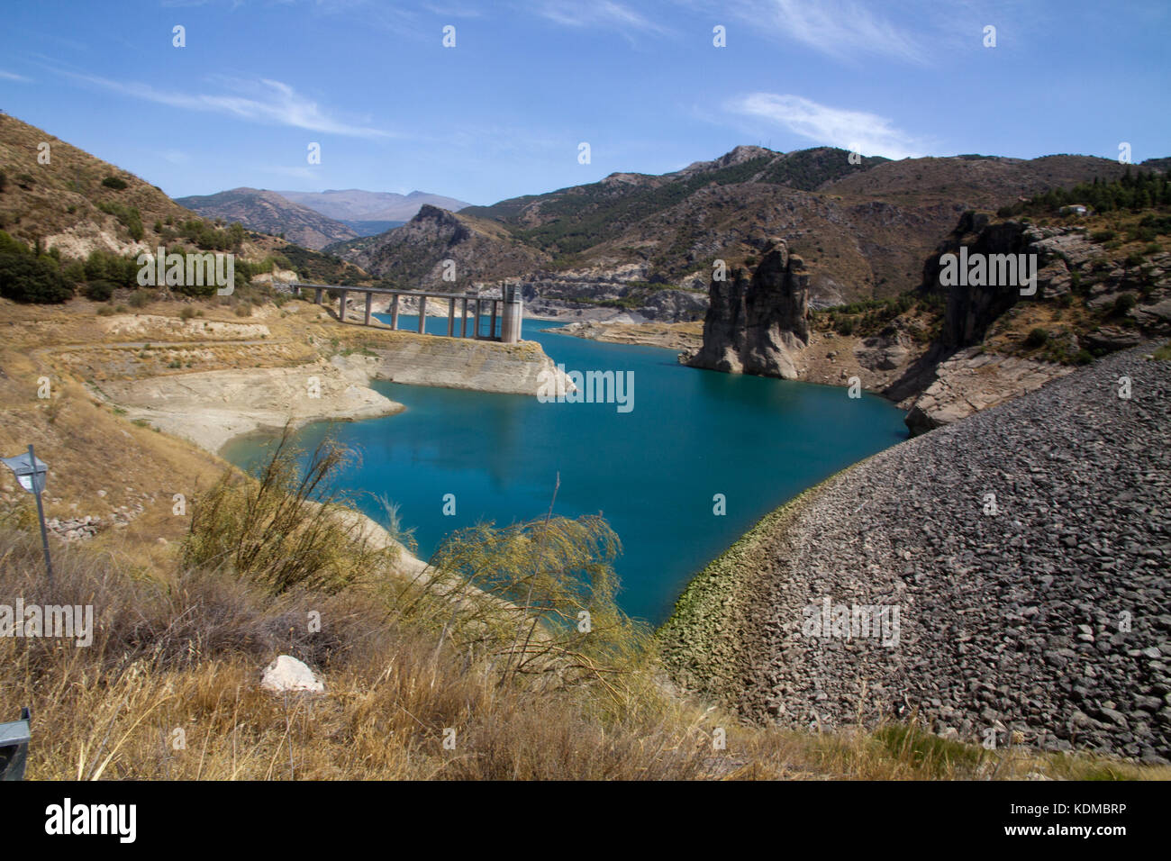 Vista sul lago artificiale " Güejar Sierra ' 'Embalse de Canales', Sierra Nevada, Andalusia, Spagna. Foto Stock