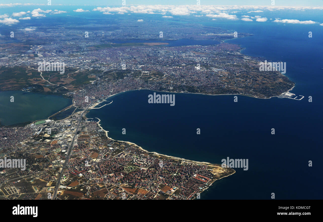 Una veduta aerea di Büyükçekmece e il mare di Marmara costa. Foto Stock
