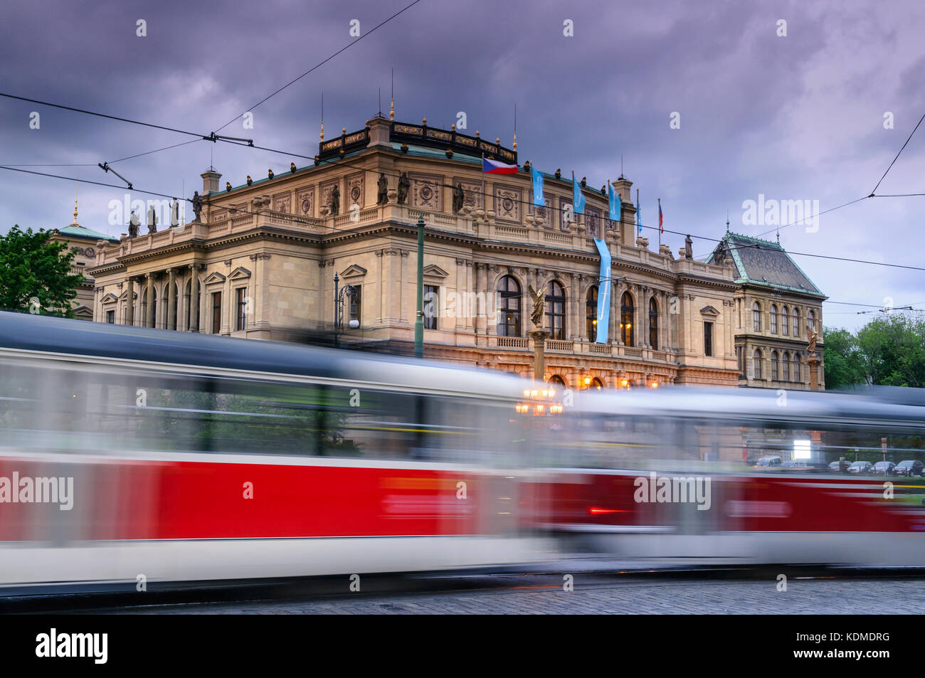 Red il tram che passa di fronte all edificio tradizionale in Praga, Repubblica czec Foto Stock
