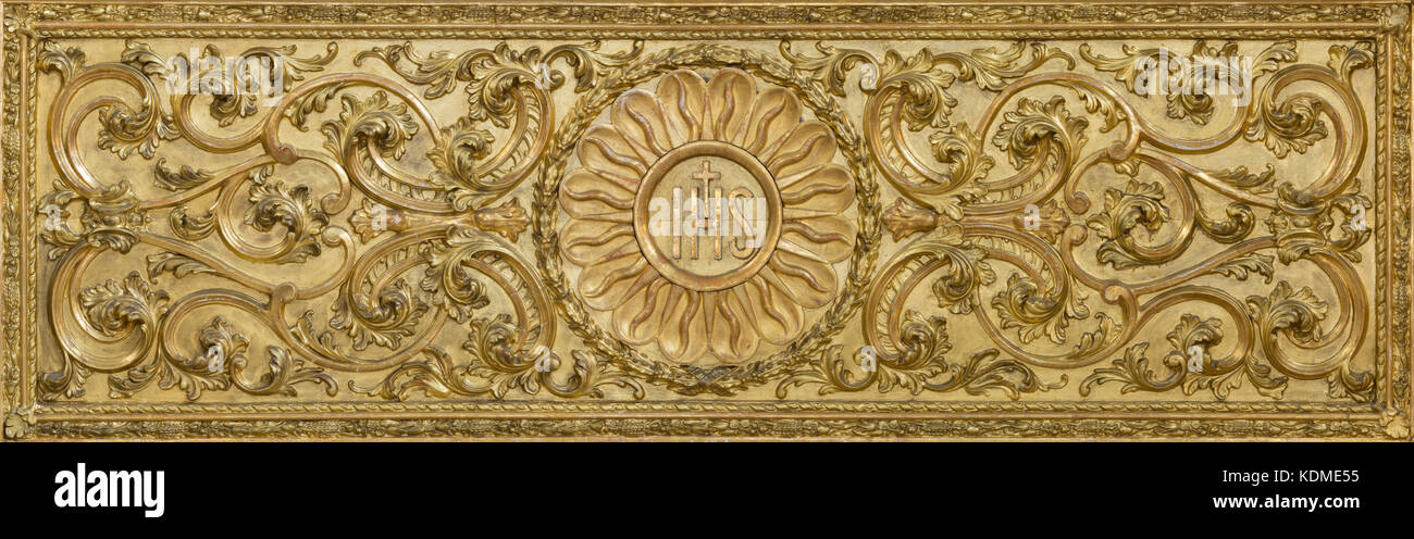Londra, Gran Bretagna - 18 settembre 2017: il intagliato barocco policromo di rilievo con la sigla IHS sull altare Foto Stock
