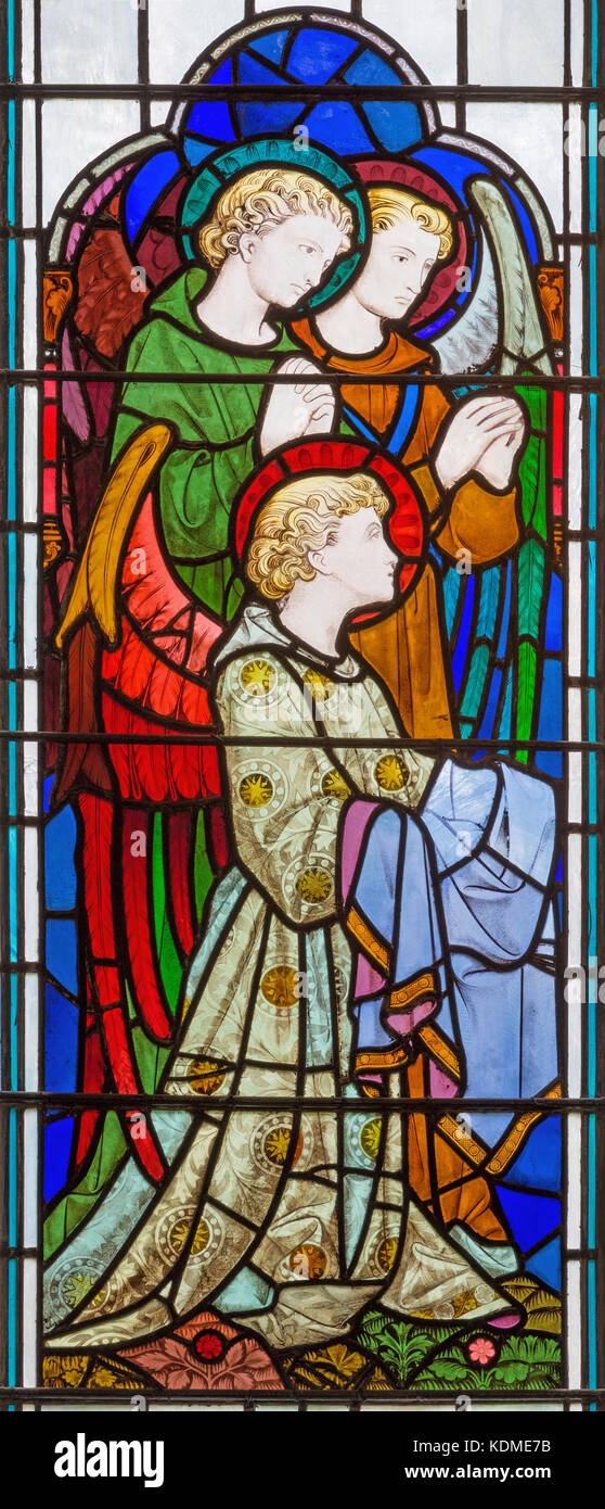Londra, Gran Bretagna - 14 settembre 2017: gli Angeli in adorazione sul vetro macchiato nella chiesa di st. Michael cornhill di Clayton e bell Foto Stock
