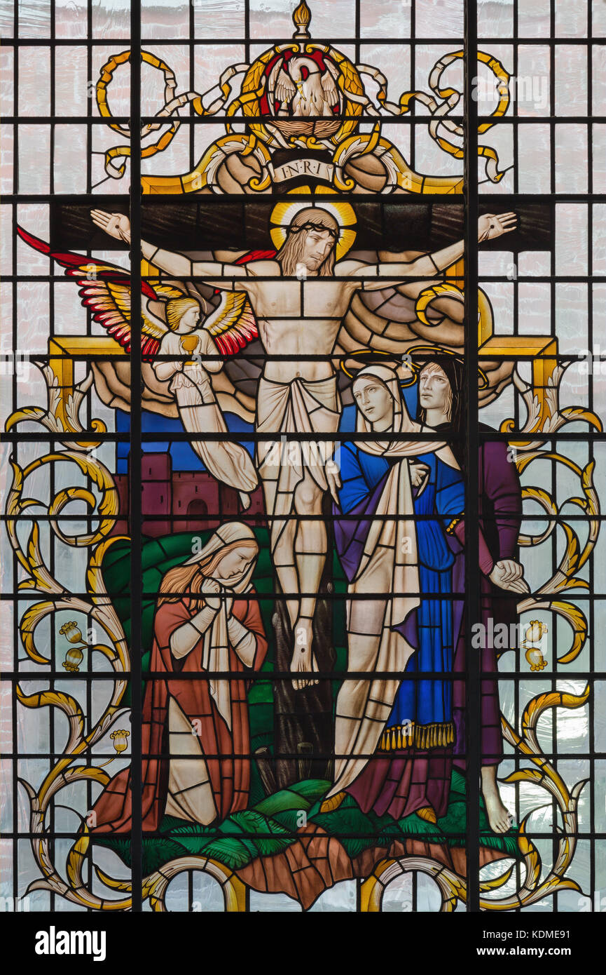 Londra, Gran Bretagna - 17 settembre 2017: la crocifissione sul vetro macchiato in St James's chiesa, piccadilly da Christopher webb (1954). Foto Stock