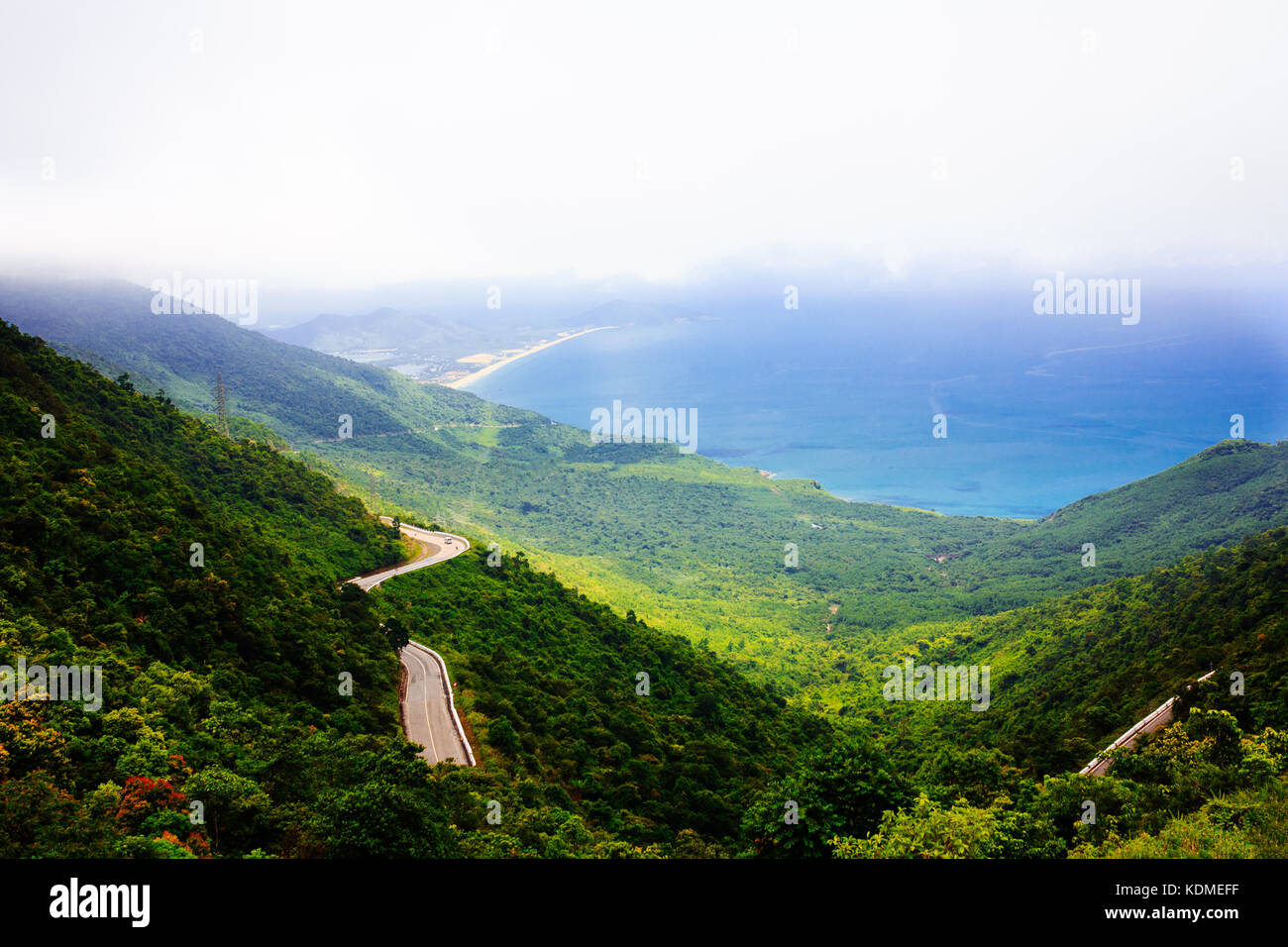Lang co beach da hai van pass, tonalità, Viet Nam. lang co è un attraente isola-come tratto di palm ombreggiati di sabbia bianca, con una laguna turchese Foto Stock
