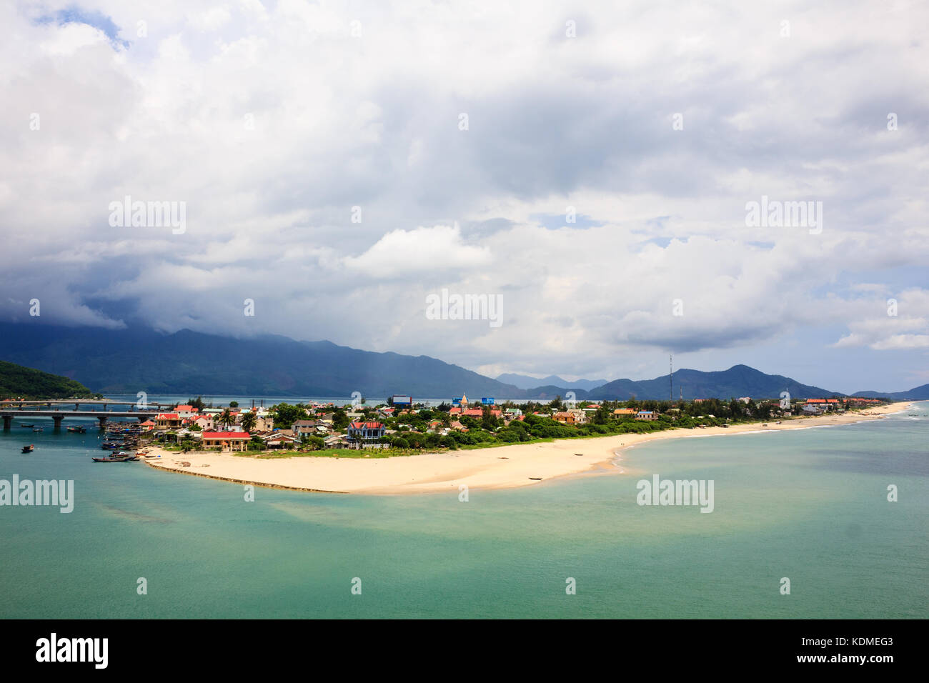 Lang co beach, provincia di hue, Viet Nam. lang co è un attraente isola-come tratto di palm ombreggiati di sabbia bianca, con una laguna turchese Foto Stock