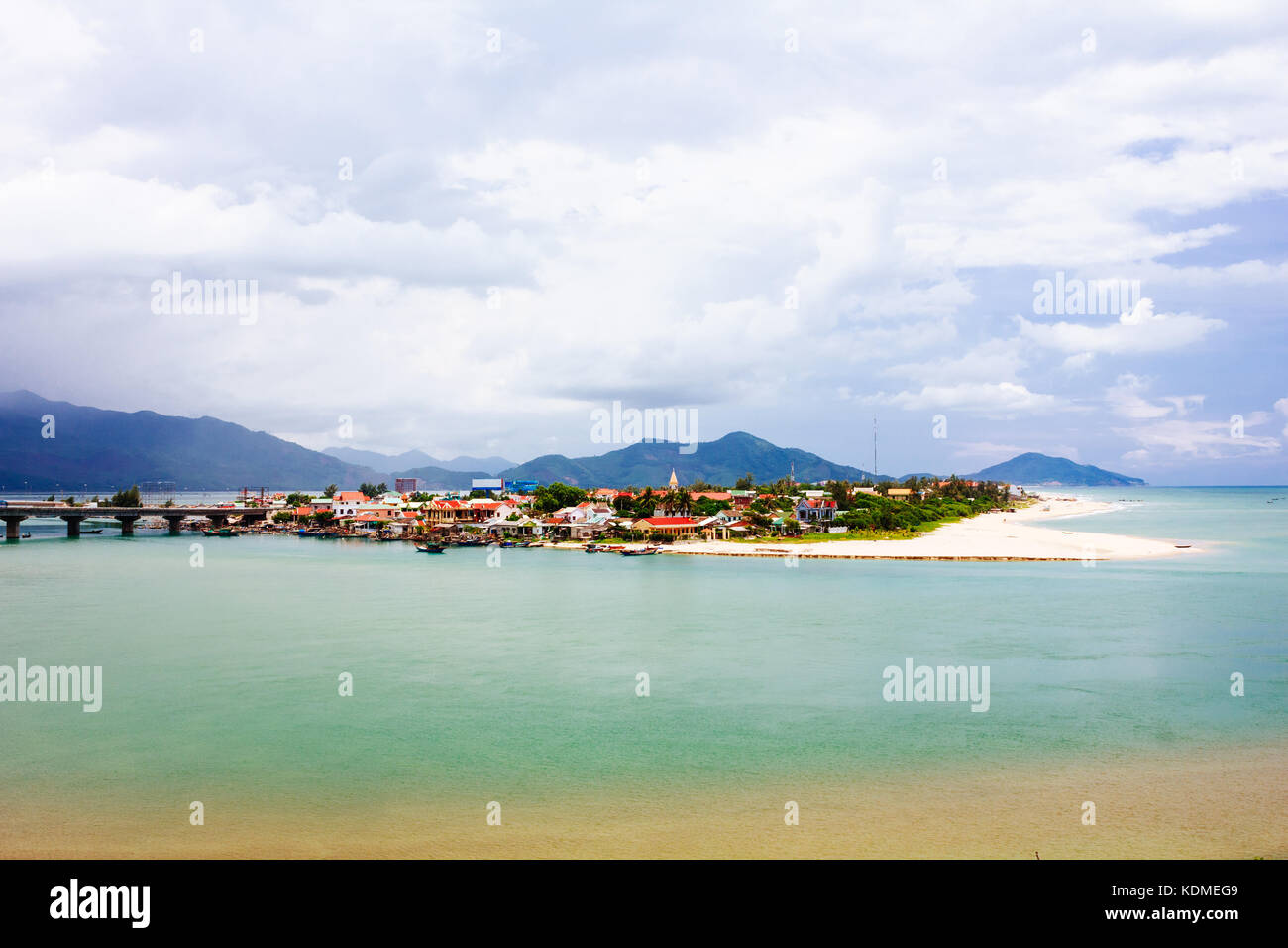 Lang co beach, provincia di hue, Viet Nam. lang co è un attraente isola-come tratto di palm ombreggiati di sabbia bianca, con una laguna turchese Foto Stock