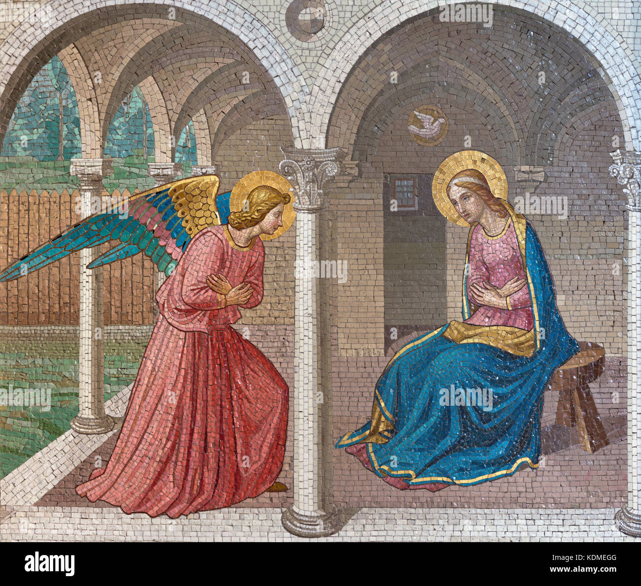 Londra, Gran Bretagna - 17 settembre 2017: il mosaico dell'annunciazione dopo il beato angelico nella chiesa di San Barnaba da bodley e garner . Foto Stock