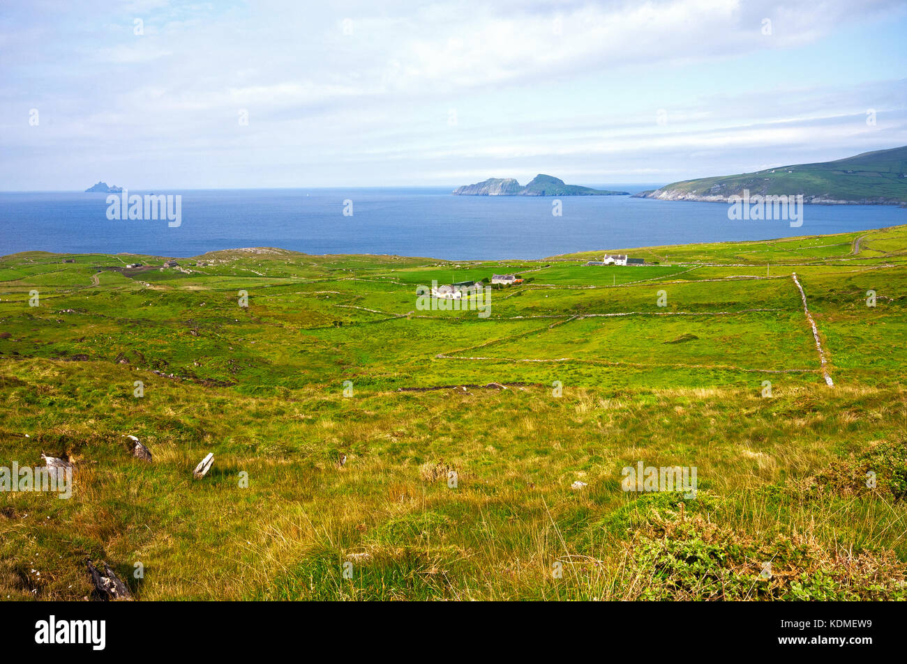 Vista Oceano Atlantico dalla penisola di Iveragh, in background Puffin Island (sulla destra) e Isole Skellig (sulla sinistra), nella contea di Kerry, Irlanda Foto Stock