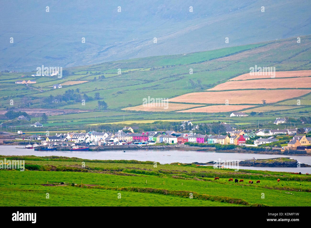 Portmagee visto dall' isola Valentia, nella contea di Kerry, Irlanda Foto Stock