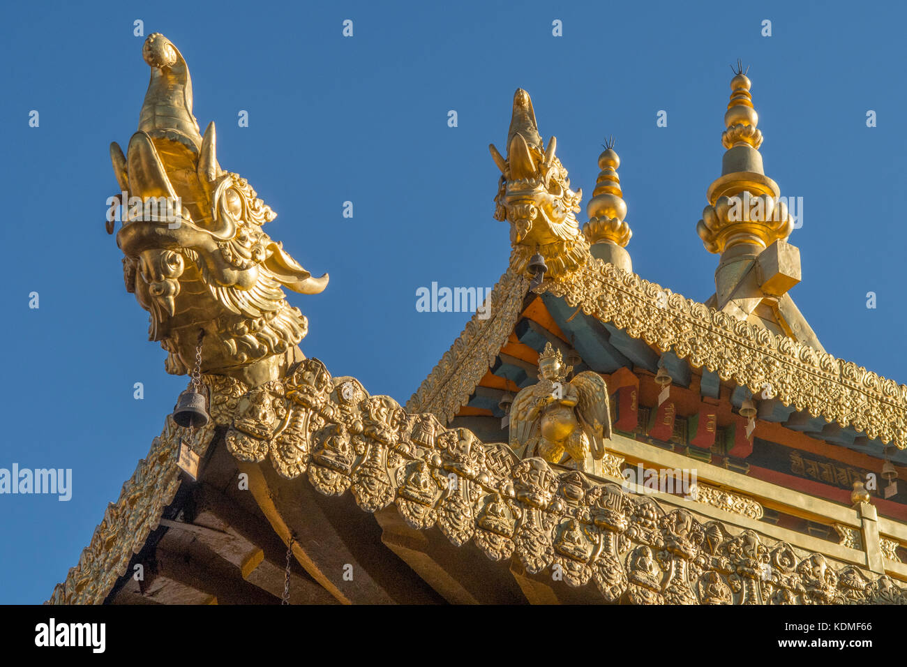 I draghi del tetto sul tempio di Jokhang, Lhasa, in Tibet, in Cina Foto Stock