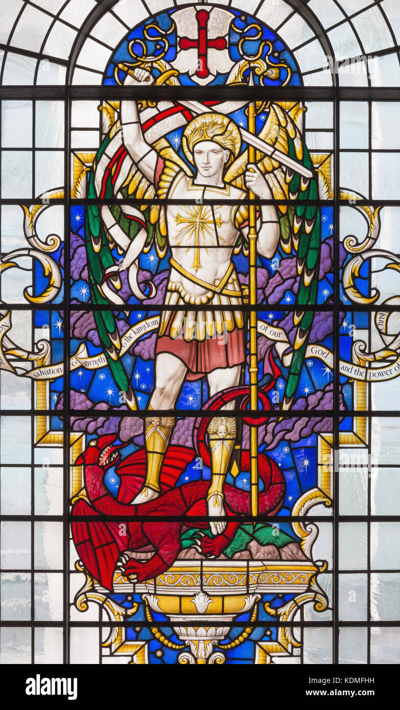 Londra, Gran Bretagna - 14 settembre 2017: San Michele Arcangelo sul vetro macchiato nella chiesa St Lawrence jewry da Christopher Webb. Foto Stock