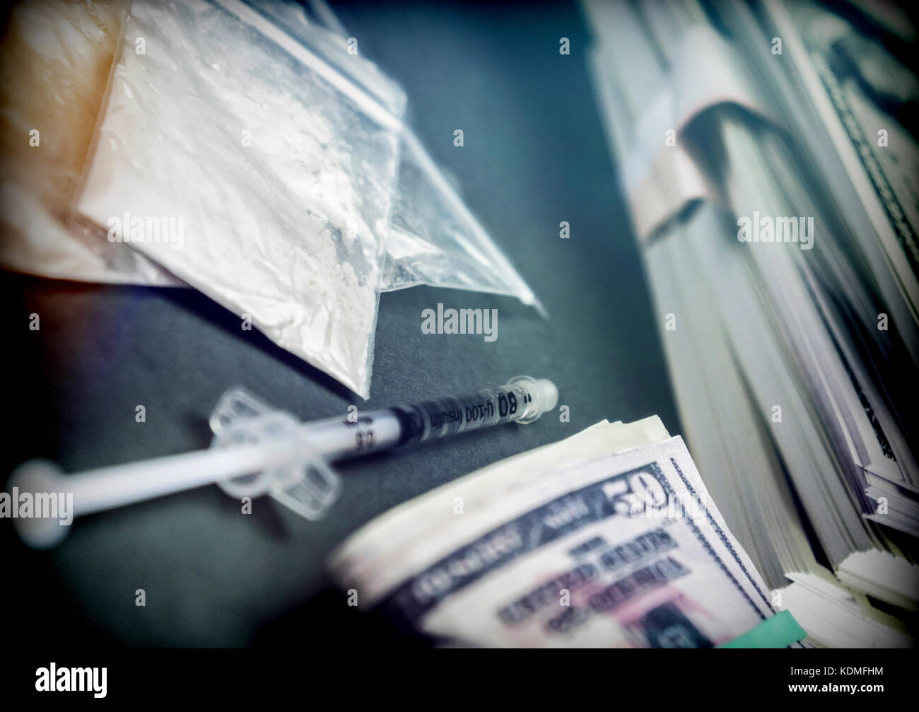 Sacchetto di droga lungo con alcune fatture del dollaro, immagine concettuale Foto Stock