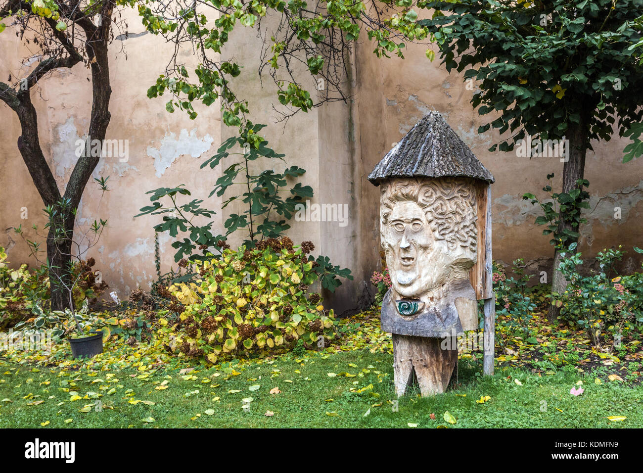 Autunno di Praga in Vojany's Gardens, legno intagliato alveare apiario Mala Strana Praga, Repubblica Ceca alveare Foto Stock