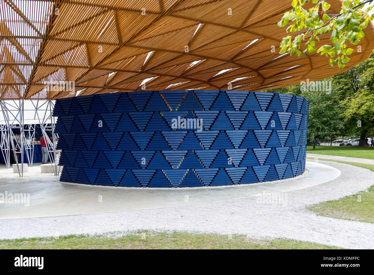 Serpentina Padiglione 2017, Kensington Gardens, Hyde Park Corner, Londra, progettato dal premiato architetto Diébédo Francis Kéré Foto Stock