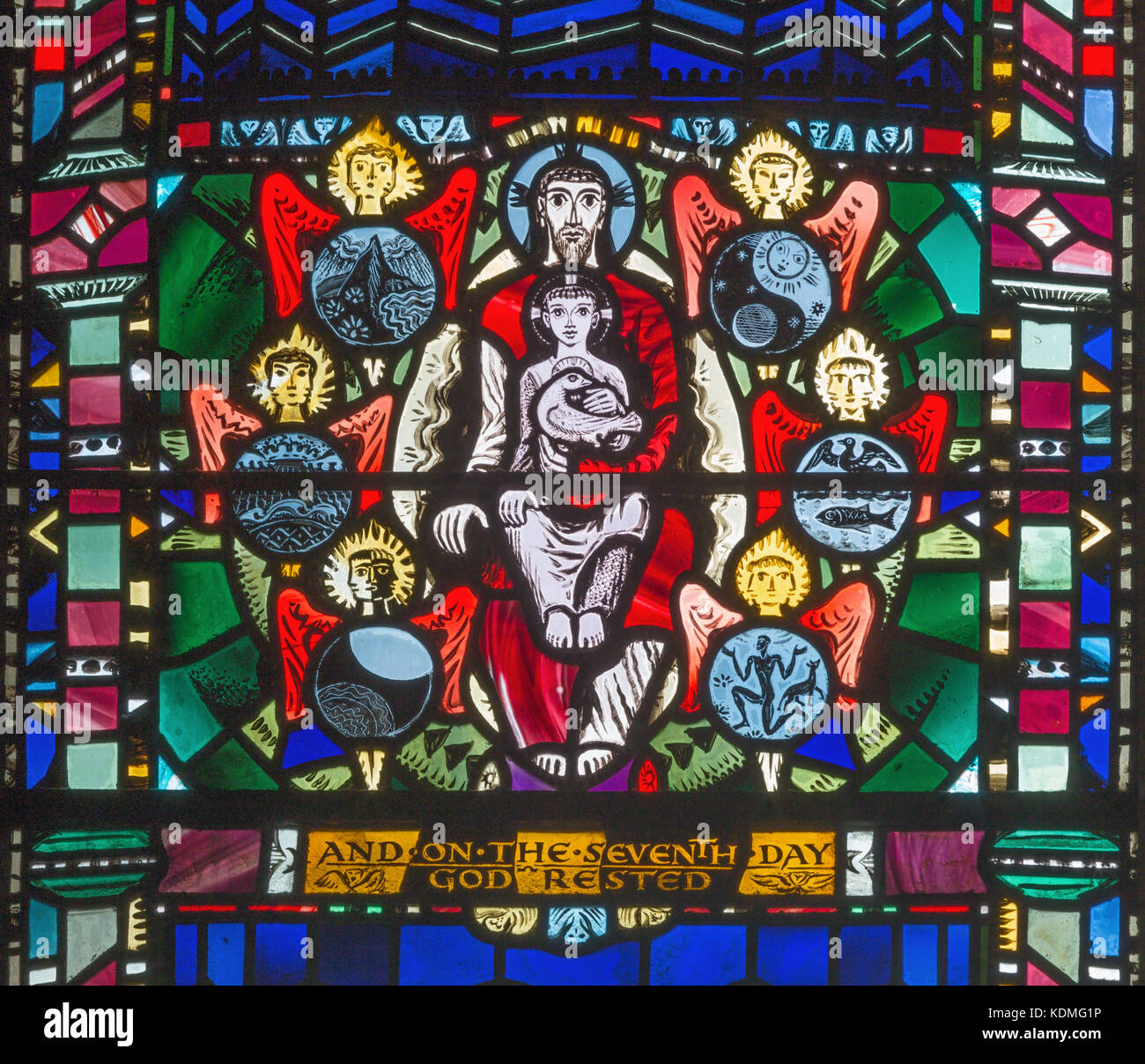 Londra, Gran Bretagna - 16 settembre 2017: il vetro macchiato di creazione e simbolico in Trinity Church St etheldreda da Charles blakeman. Foto Stock