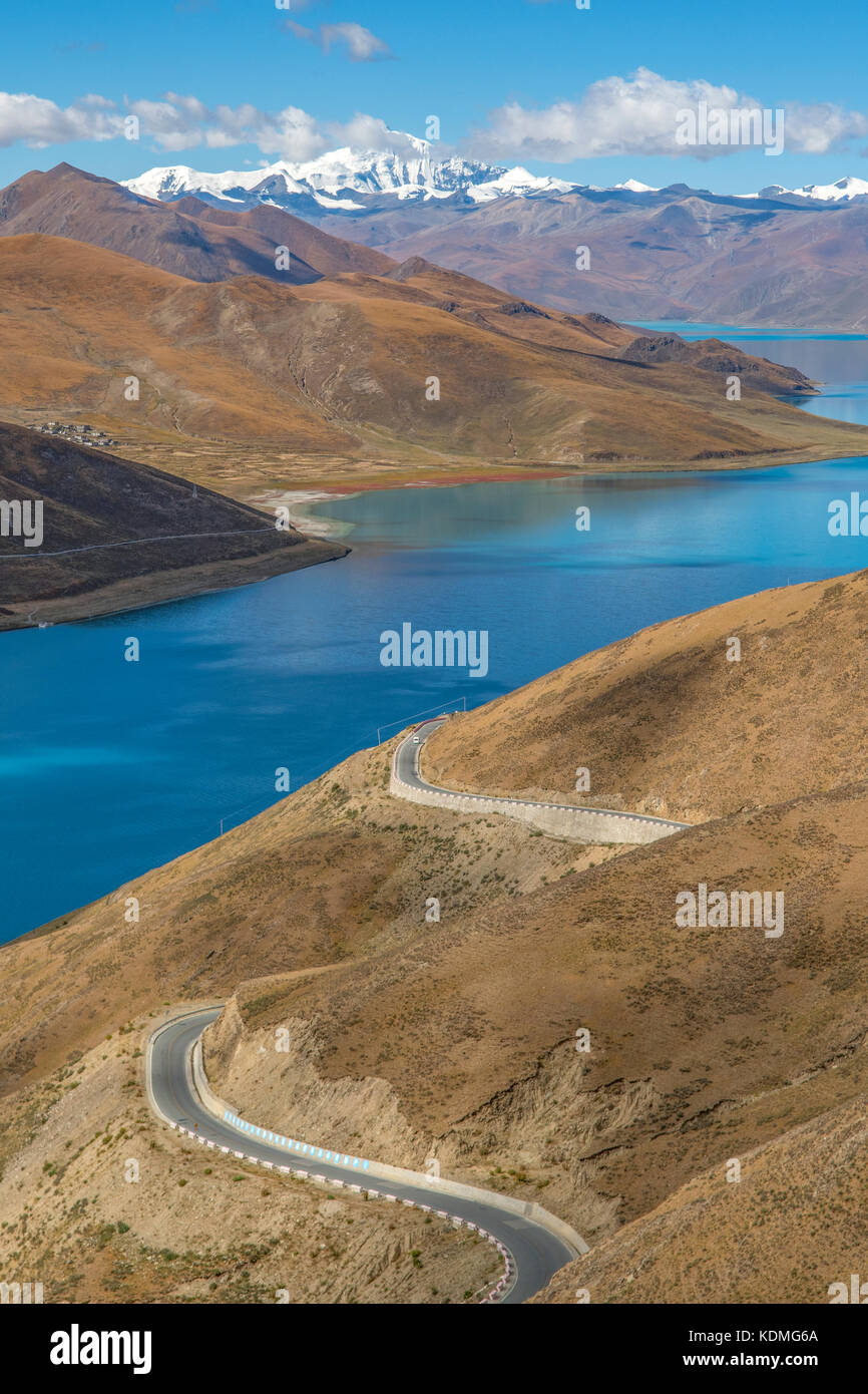 Lago Yamdrok e noijin kangsang picco, shannan, Tibet, Cina Foto Stock