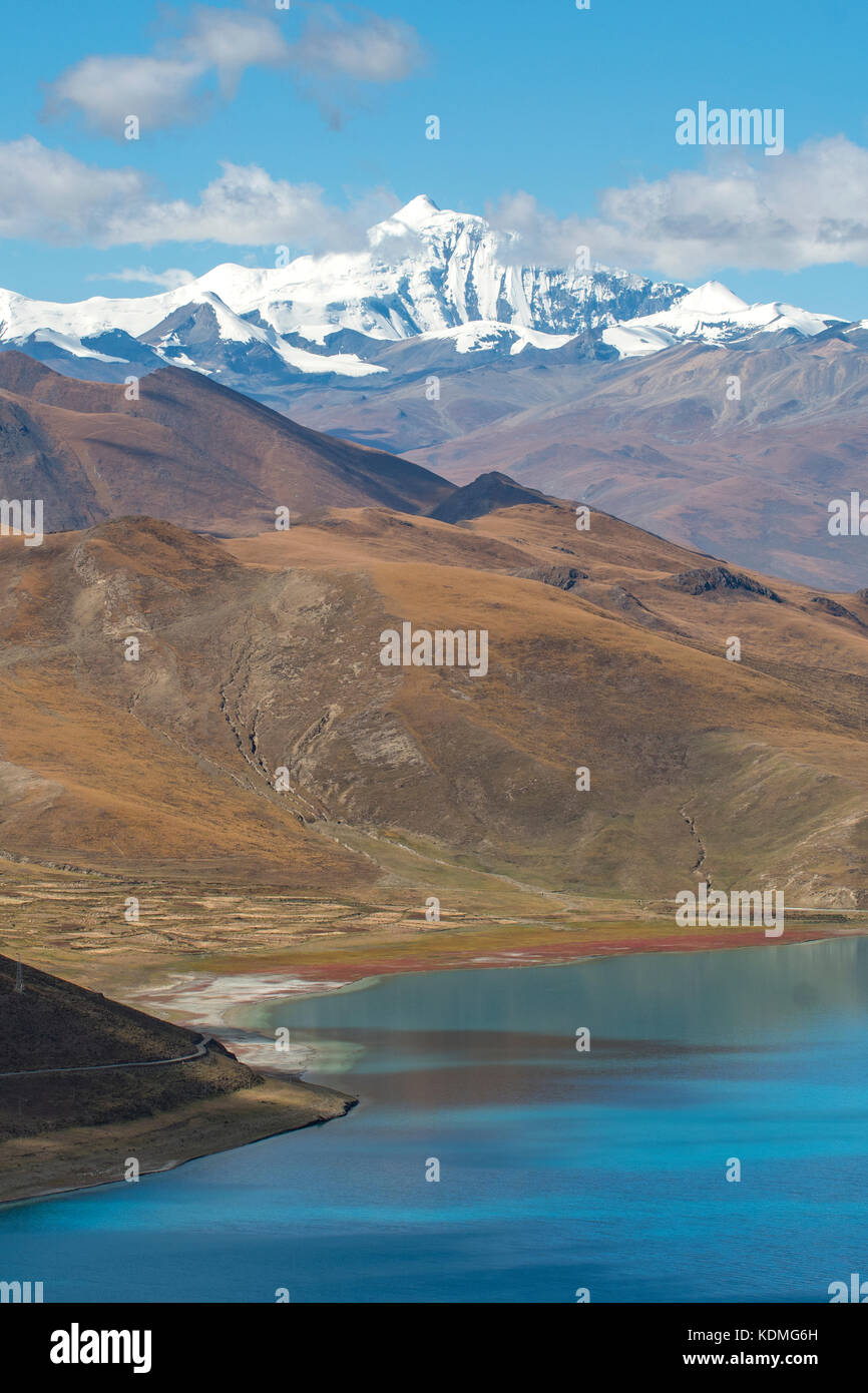 Lago Yamdrok e noijin kangsang picco, shannan, Tibet, Cina Foto Stock