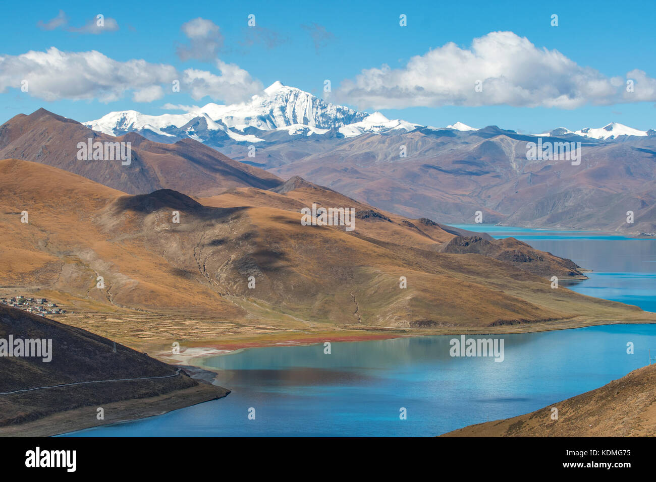 Lago Yamdrok e noijin kangsang picco, shannan, Tibet, Cina Foto Stock