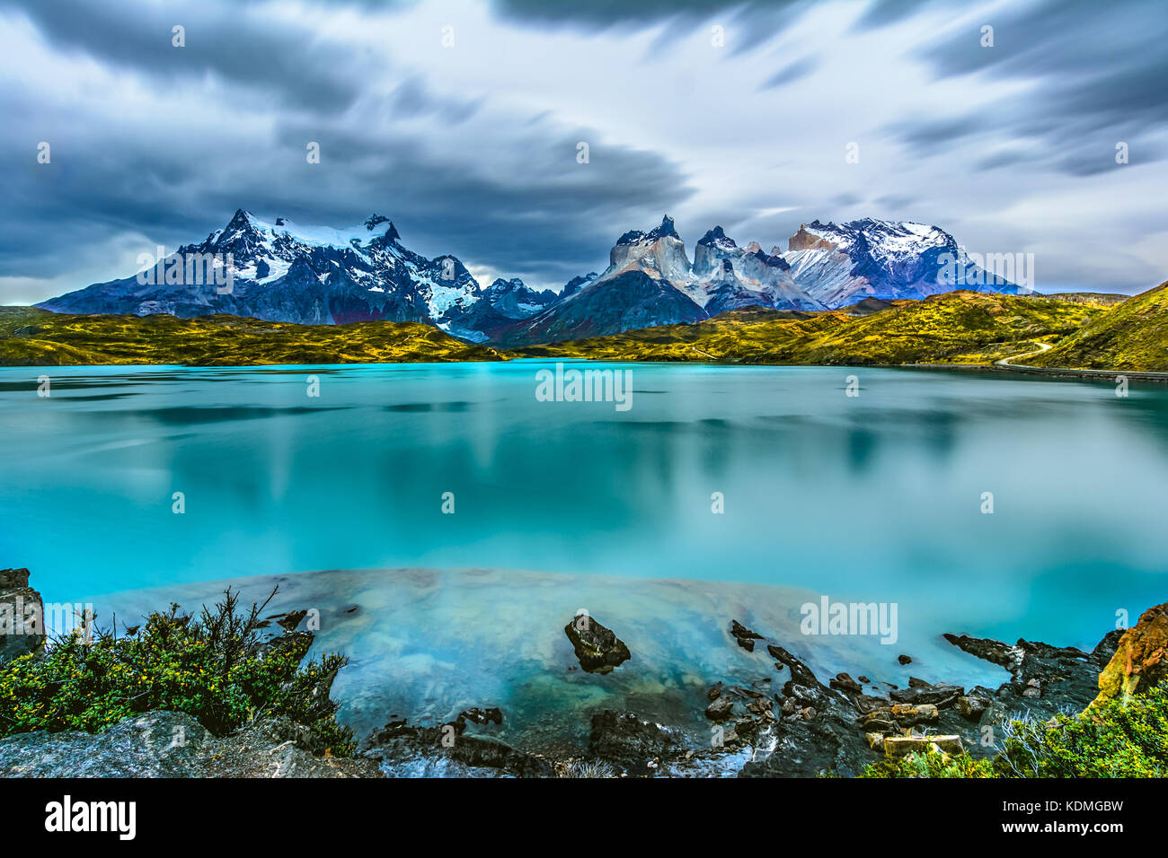 Torres del Paine oltre il lago Pehoe, Patagonia, Cile - Patagonia meridionale del campo di ghiaccio, Magellanes Regione del Sud America Foto Stock