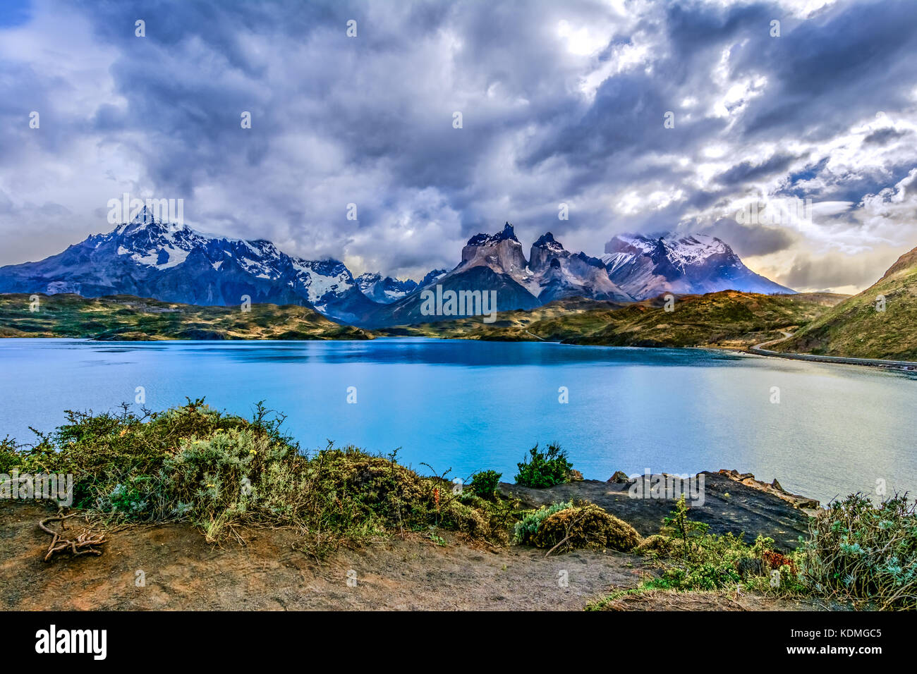 Torres del Paine oltre il lago Pehoe, Patagonia, Cile - Patagonia meridionale del campo di ghiaccio, Magellanes Regione del Sud America Foto Stock