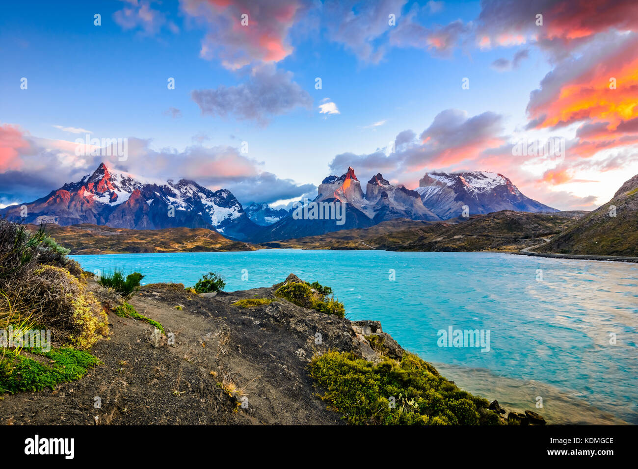 Torres del Paine oltre il lago Pehoe, Patagonia, Cile - Patagonia meridionale del campo di ghiaccio, Magellanes Regione del Sud America Foto Stock