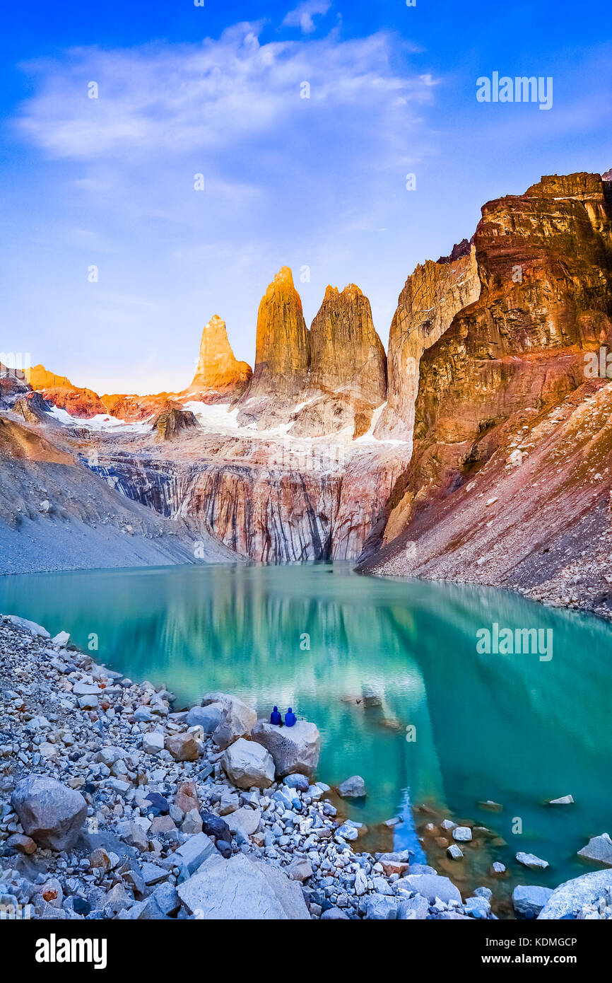 Laguna torres con le torri di sunrise, Parco Nazionale Torres del Paine, Patagonia, Cile Foto Stock