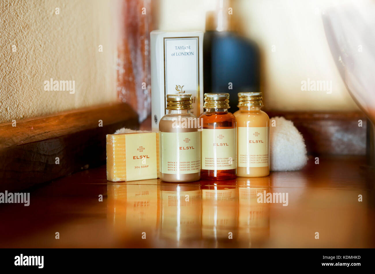 Hotel/resort comodità doccia Vasca da bagno e sapone, fotografia reale in hotel ambiente. Foto Stock