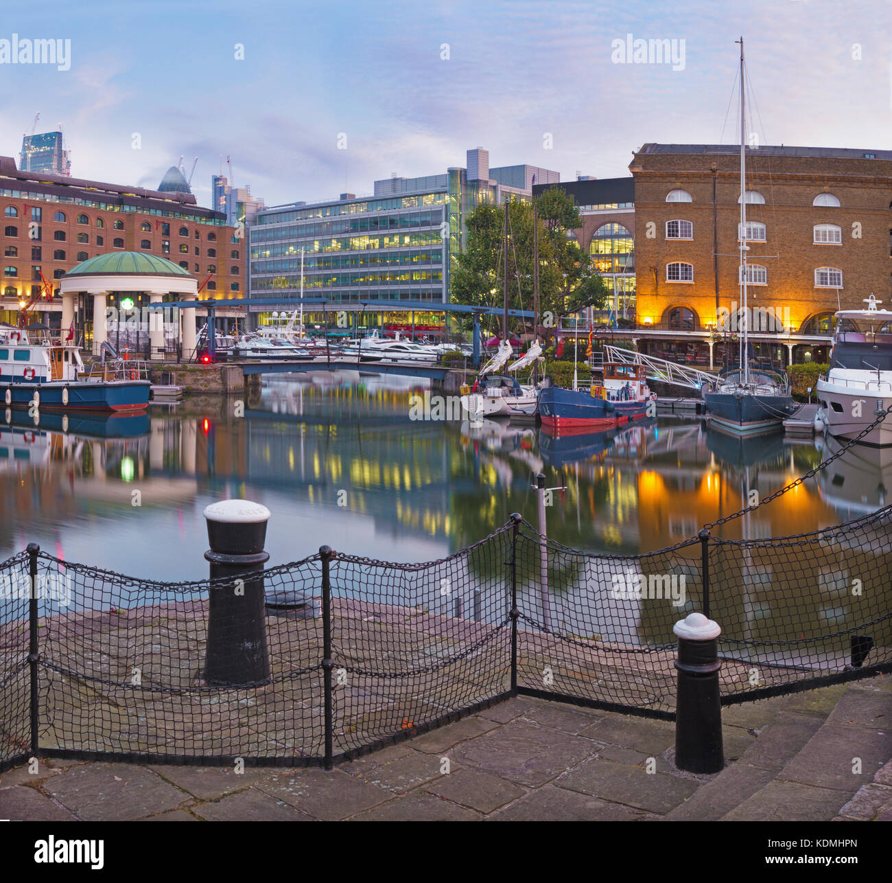 Londra, Gran Bretagna - 14 settembre 2017: la st. Katharine Docks nella luce del mattino. Foto Stock