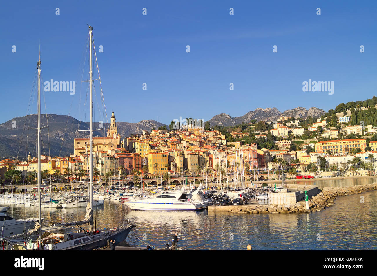Vista della città vecchia di Mentone (vicino a Italia) in costa azzurra da de porto Foto Stock