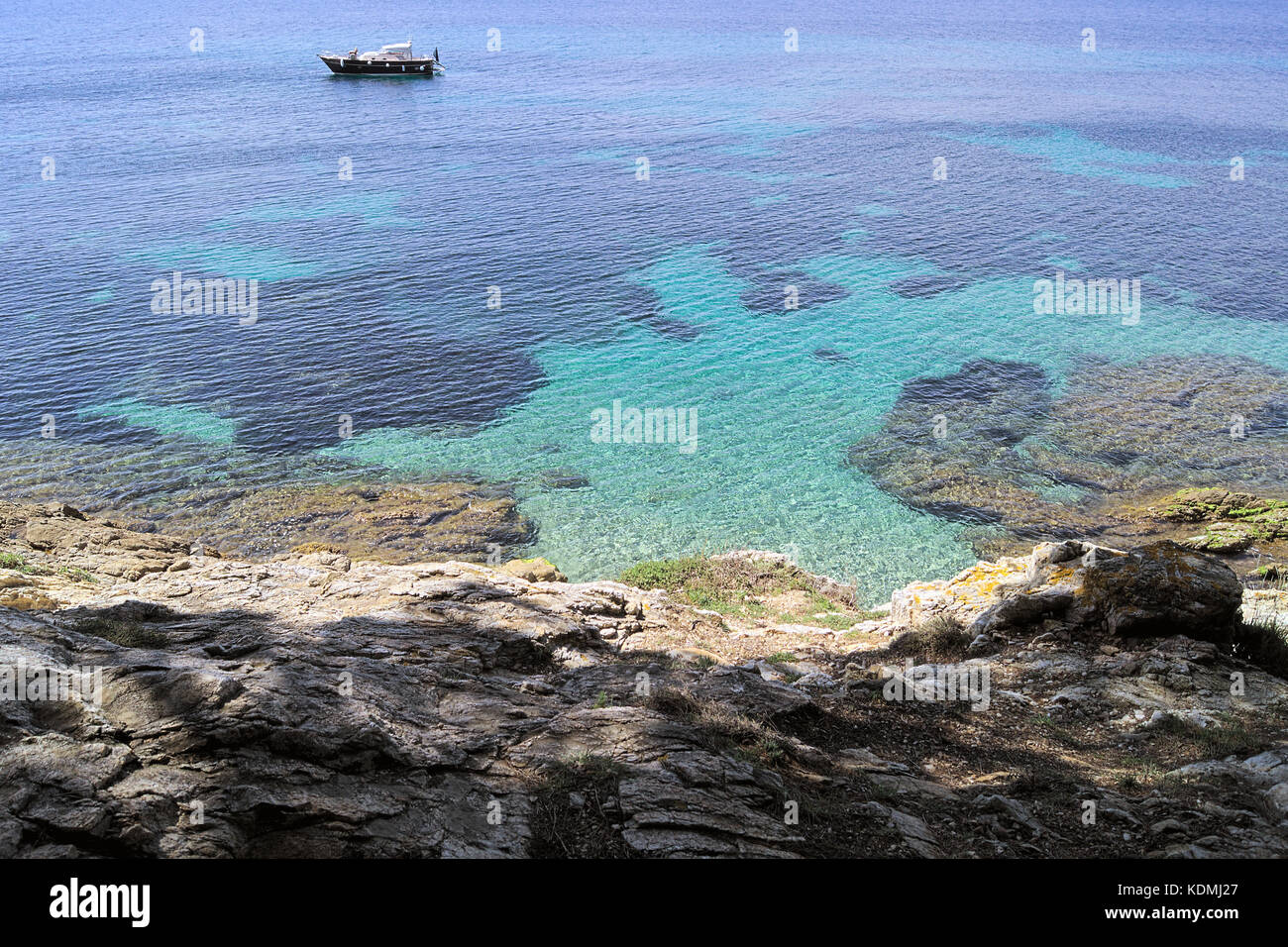 Chiare acque del Mediterraneo vicino a Le Lavandou in costa azzurra Foto Stock