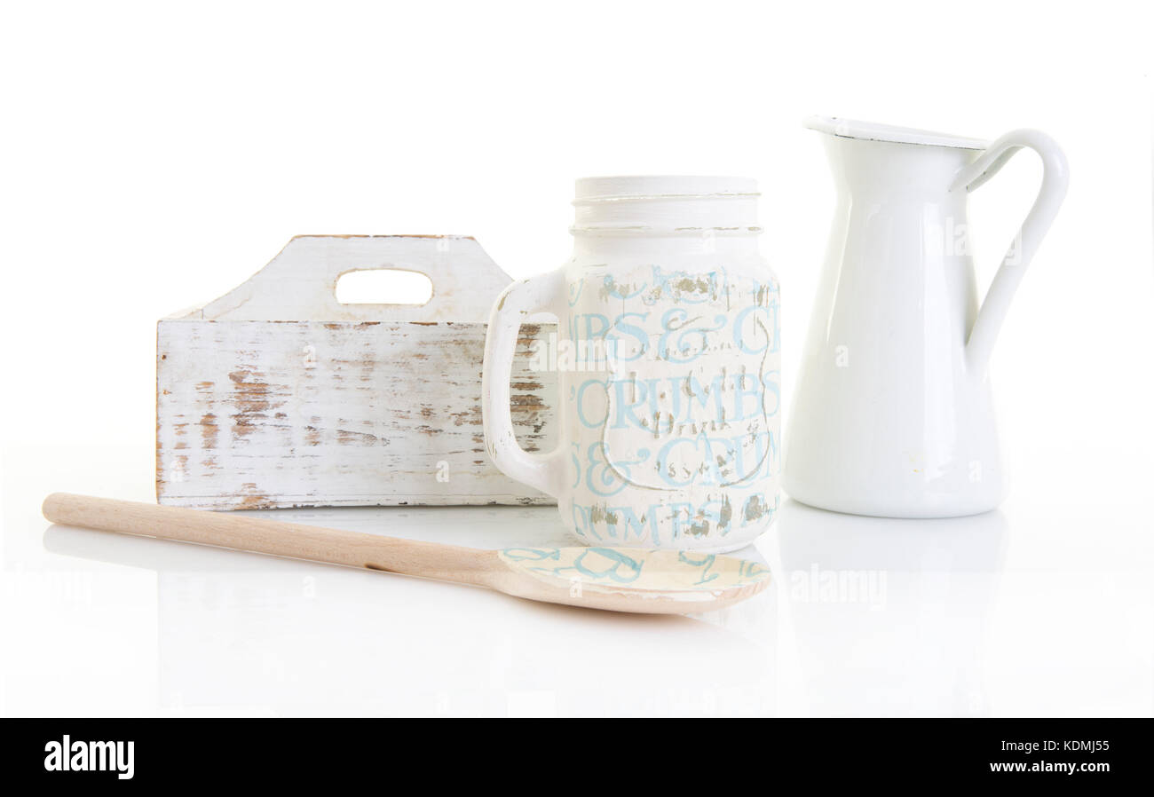 Blu e bianco shabby chic utensili da cucina su sfondo bianco Foto Stock