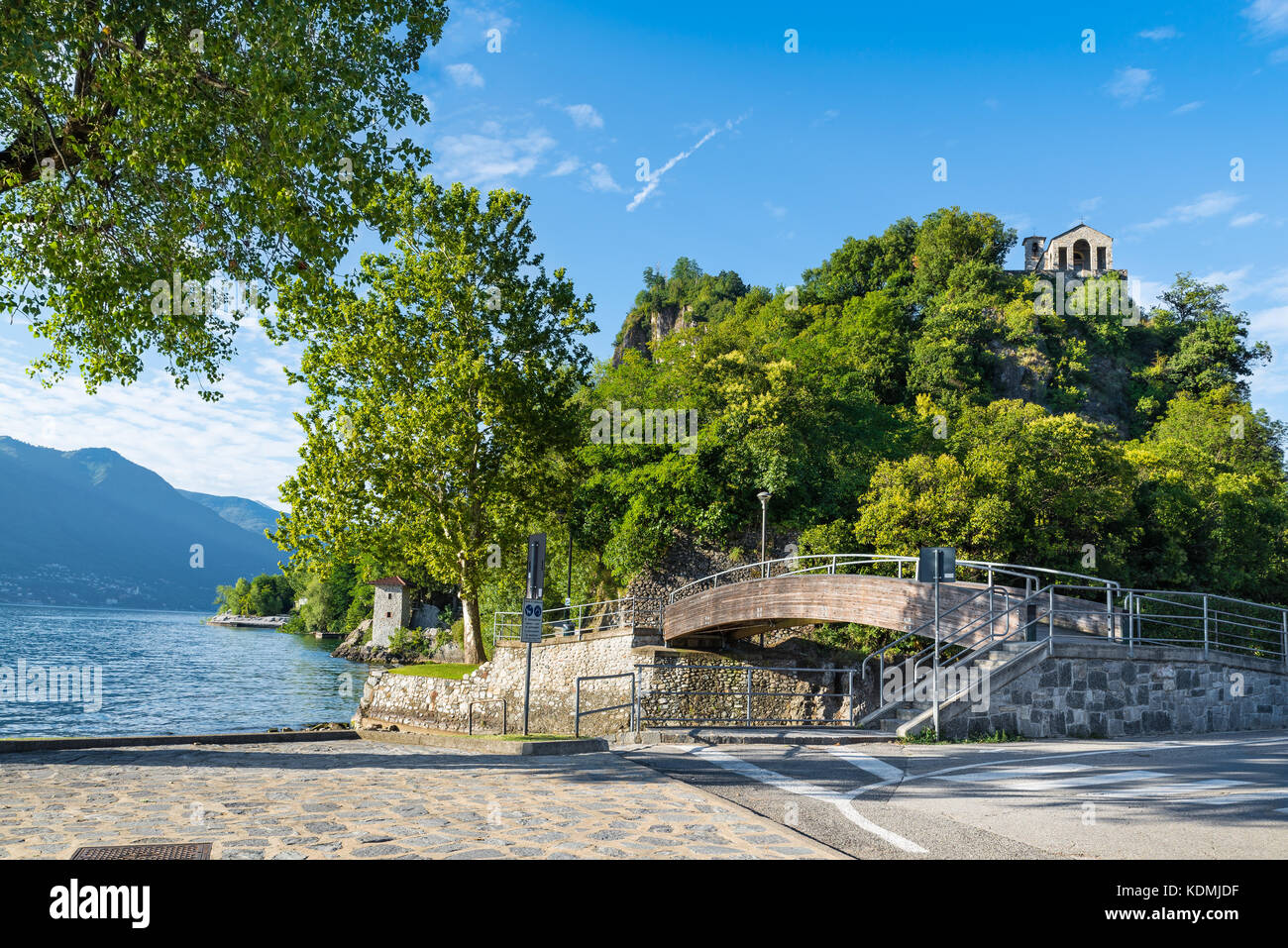 Il Lago Maggiore, Caldè, Italia, passeggiata a lago e Fornaci Park - Parco della Rocca, con la chiesa di Santa Veronica. Caldè è una frazione di Castelvecca Foto Stock