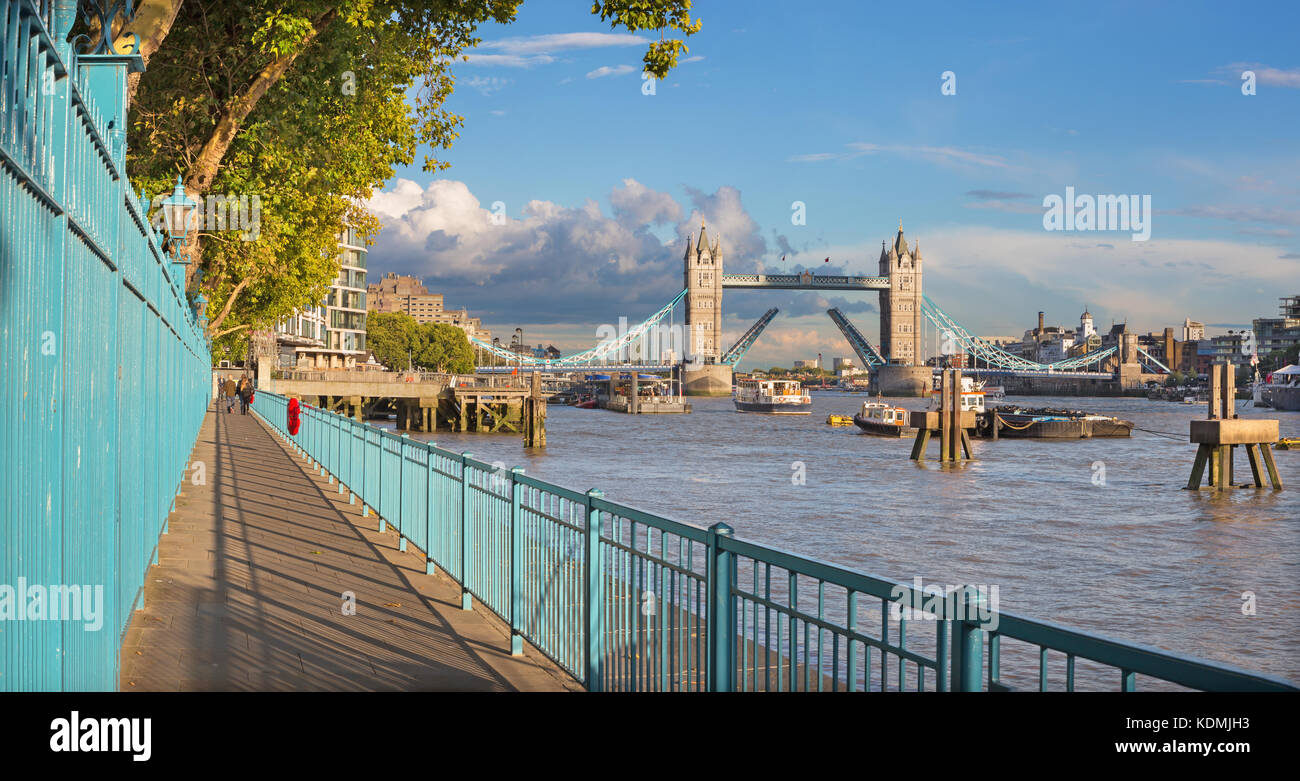 Londra - la passeggiata con il Tower Bridge e il lungo fiume nella luce della sera. Foto Stock