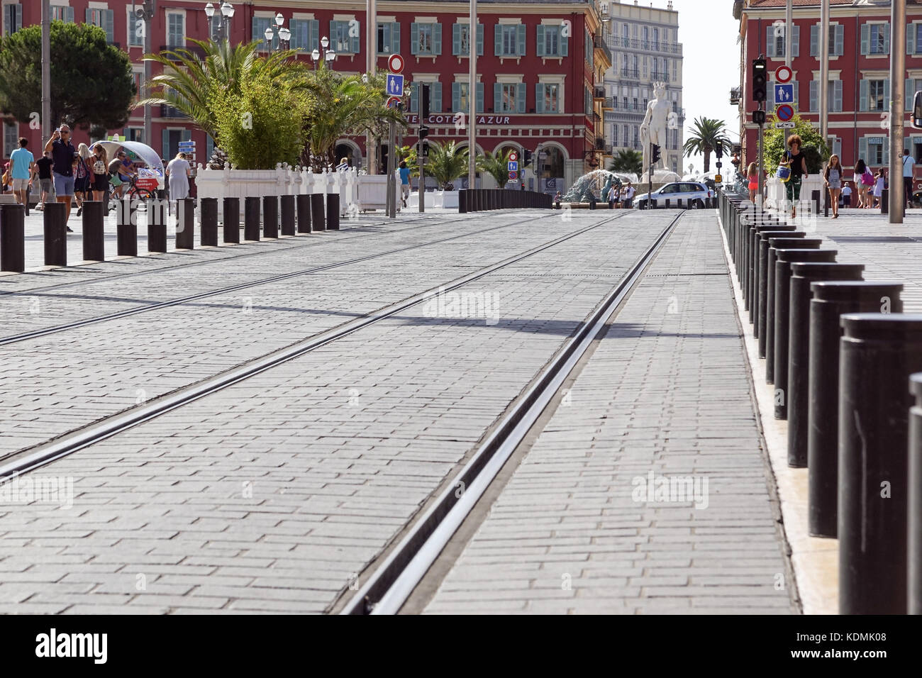 Nizza, Francia - 02 settembre 2017: Contemporanea tram rampa sulla place Massena - una delle principali piazze della città Foto Stock