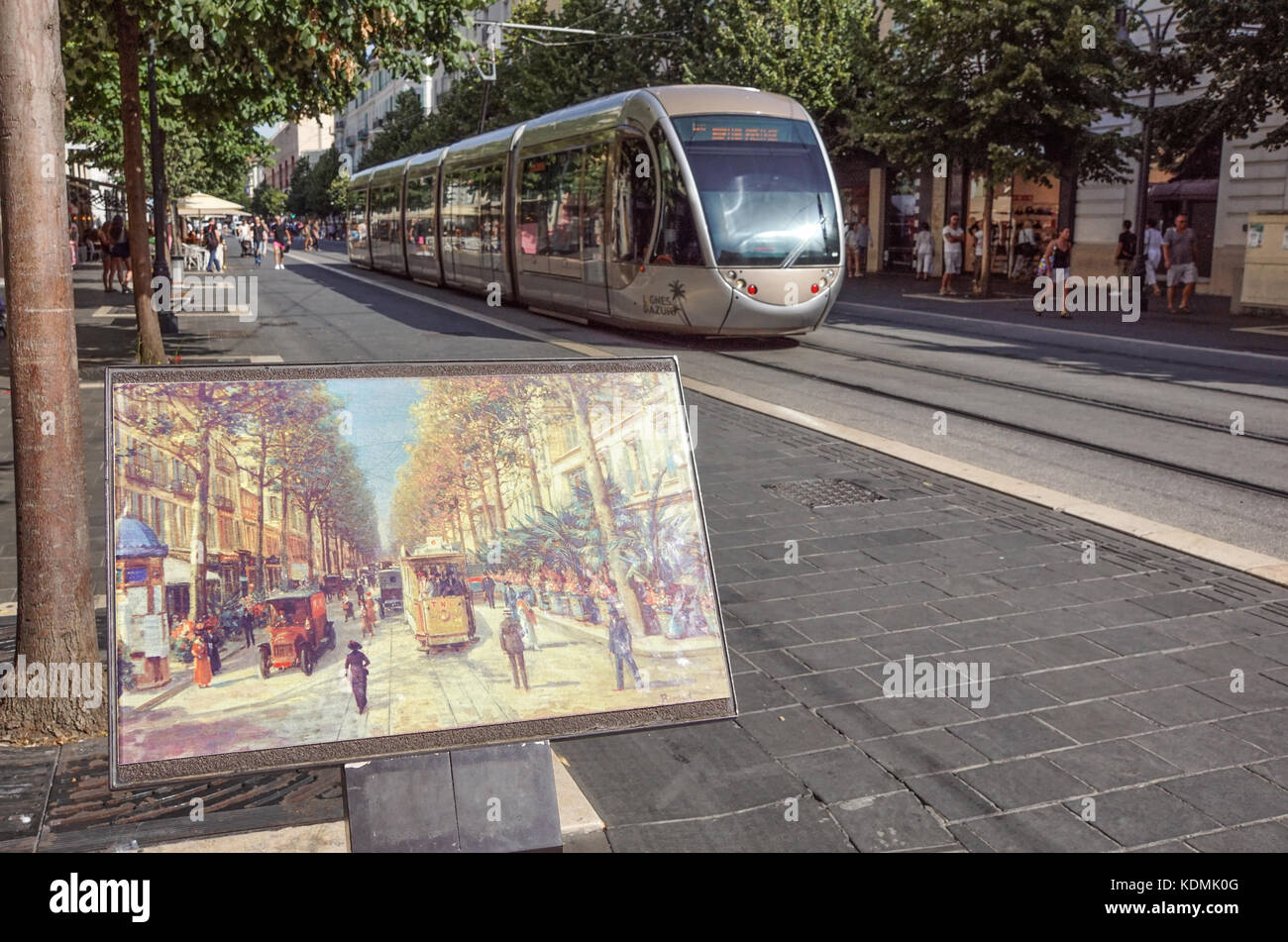 Nizza, Francia - 2 settembre 2017: moderno tram in Piazza Massena nel tardo pomeriggio con un dipinto di un vecchio tram Foto Stock